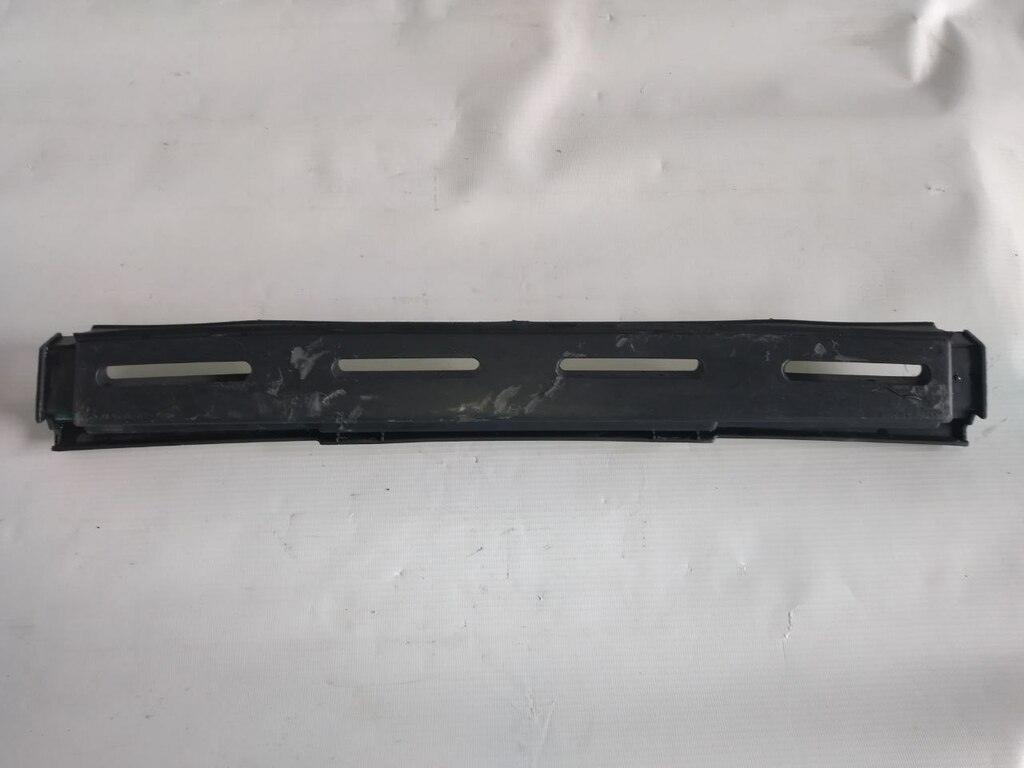 дефлектор лобового стекла центральный б/у